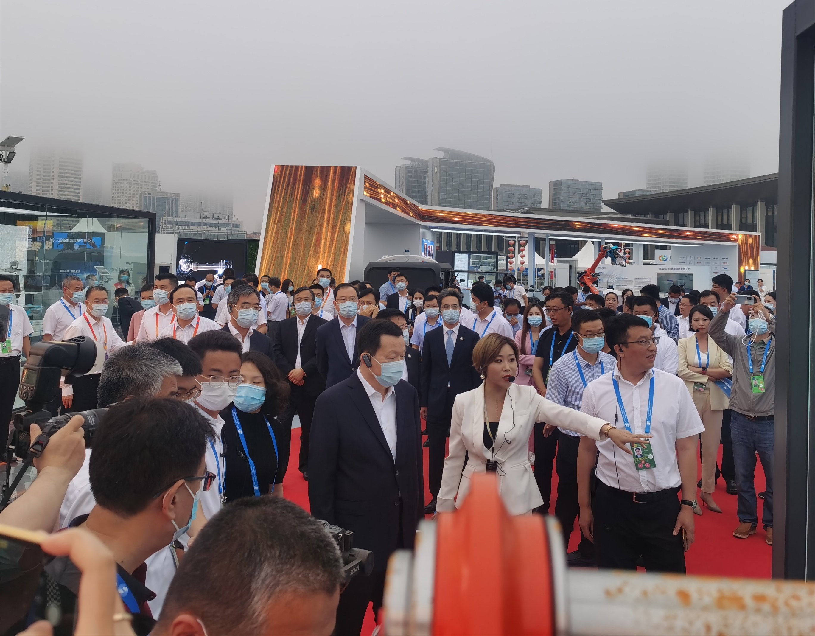 省长巡看青岛峰会“跨国公司与中国主题展”创惠展区