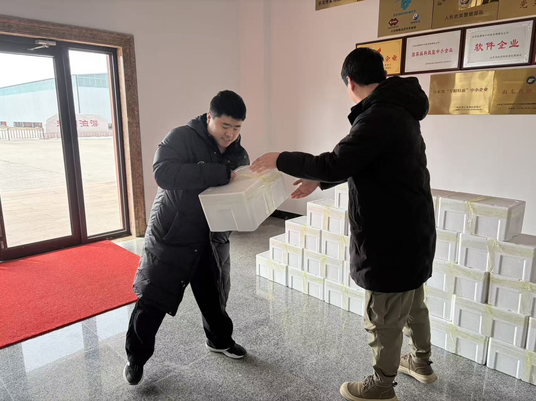 新春暖意浓 创惠电子暖心发放员工年货福利